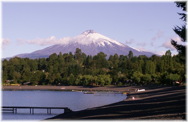 ... die Saison ist vorbei - leere Strände am Lago Villarrica mit gleichnamigen Vulkan im Hintergrund