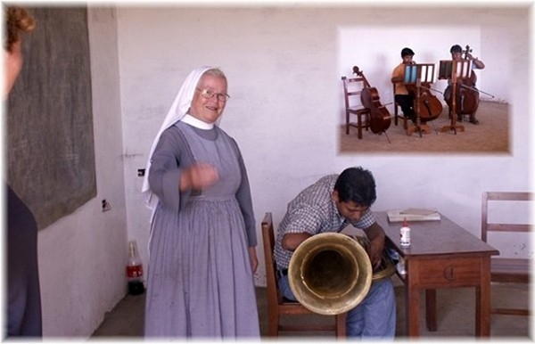 ... Schwester Ludmila führt uns durch die Musikschule