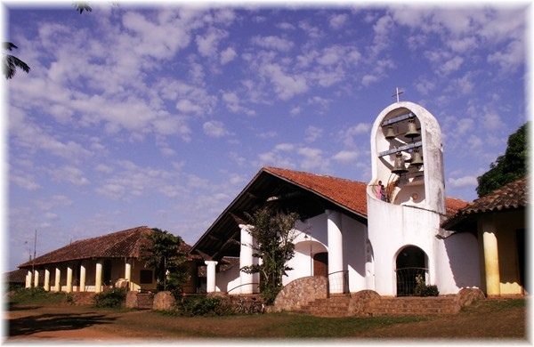 ... die Missionskirche von Urubicha, links das Missionsgebäude aus der Kolonialzeit im dem wir wohnen