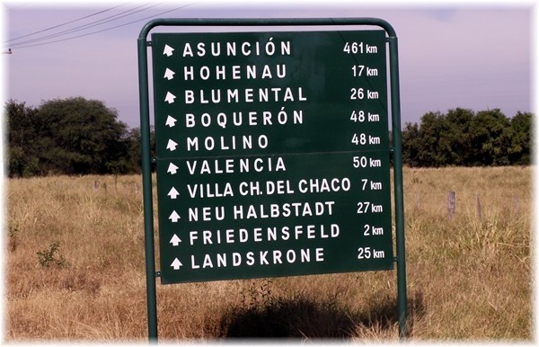 ... Ortshinweisschild mit deutschen Ortsnamen im Chaco