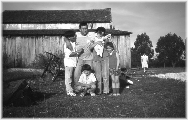 ... Familienfoto von 1991, Patricio und Patrica mit ihren beiden Töchtern und den beiden Nachbarjungs
