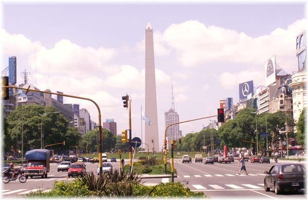 ... Obelisk, das Wahrzeichen Buenos Aires mit der Avendia 9 de Julio, breiteste Straße der Welt